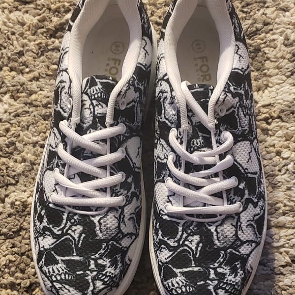 4 U Design Shoes - Picture 1 of 3